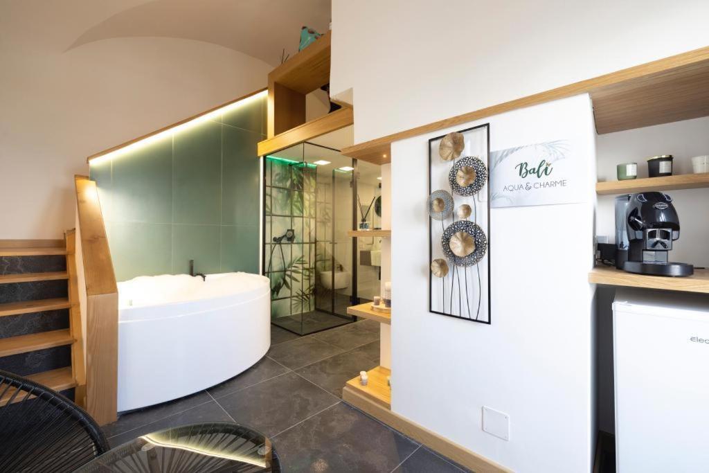 Bali Aqua&Charme Bed & Breakfast Gaeta Bagian luar foto
