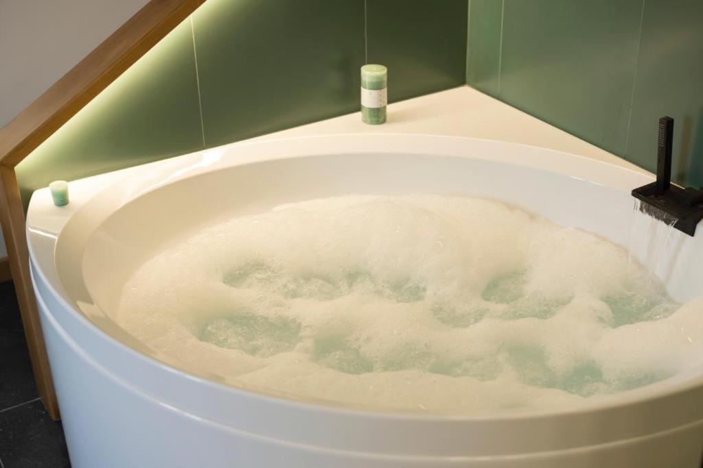 Bali Aqua&Charme Bed & Breakfast Gaeta Bagian luar foto